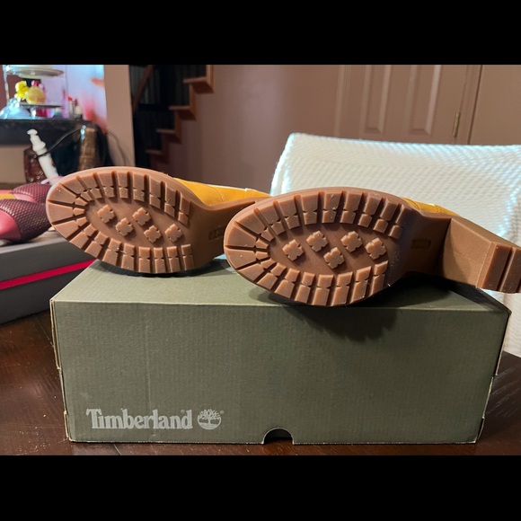 Gold ladies Timberland boots - Picture 3 of 3